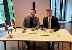 Bürgermeister Pierre Bell-Lloch und Bürgermeister Markus Renner besiegeln die Partnerschaft noch einmal