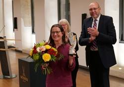 Claudia Hübschmann mit dem Kunstpreis aus Meissener Porzellan