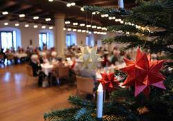 Weihnachtlich geschmückter Ratssaal