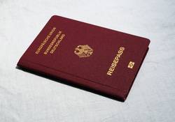 Vorderseite deutscher Reisepass auf weißem Untergrund