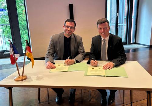 Bürgermeister Pierre Bell-Lloch und Bürgermeister Markus Renner besiegeln die Partnerschaft noch einmal