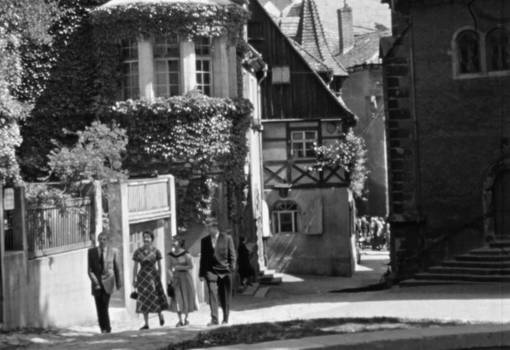 Zwei junge Paare spazieren in einer historischen Filmszene durch Meißen