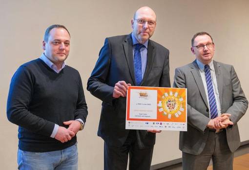 Jan Hasek, Oberbürgermeister Olaf Raschke und Thomas Ott bei der Preisübergabe im Rahmen der Stadtratssitzung am 01.02.2023.
