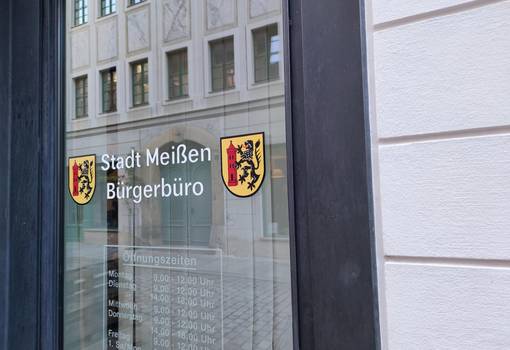 Tür mit Wappen und Aufschrift Bürgerbüro sowie Öffnungszeiten