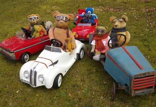 Historische Teddybären in Spielzeugautos