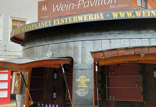 Großes Fass, das zum Wein-Pavillon umgebaut wurde