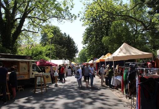 Allee mit Verkaufsständen und Menschen