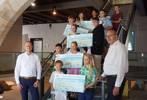 MSW-Geschäftsführer (l.) und Oberbürgermeister Raschke (r.) übergeben die Preisgelder für den Energiesparwettbewerb