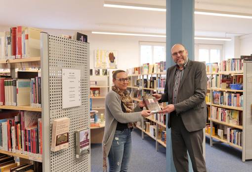 buchübergabe stadtbibliothek