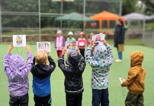 Kinder halten Schilder mit ihren Rechten hoch