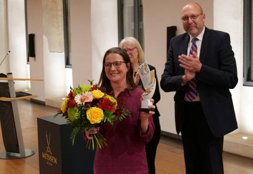 Claudia Hübschmann mit dem Kunstpreis aus Meissener Porzellan