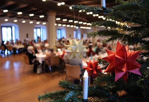 Weihnachtlich geschmückter Ratssaal