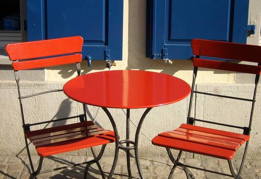 Cafétisch mit Stühlen