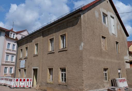 Sanierungsbedürftiges Haus mit Bauzaun