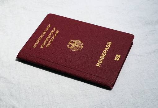Vorderseite deutscher Reisepass auf weißem Untergrund