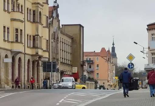 Straße mit Fußwegen und Autoverkehr