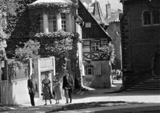 Zwei junge Paare spazieren in einer historischen Filmszene durch Meißen