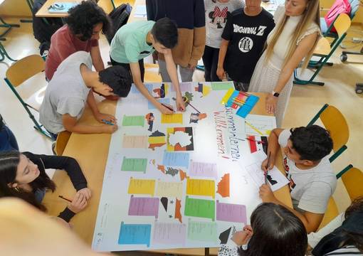 Kinder und Jugendliche mit Migrationshintergrund gestalten ein Wandbild