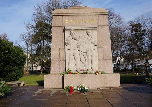 Denkmal mit Blumengebinden
