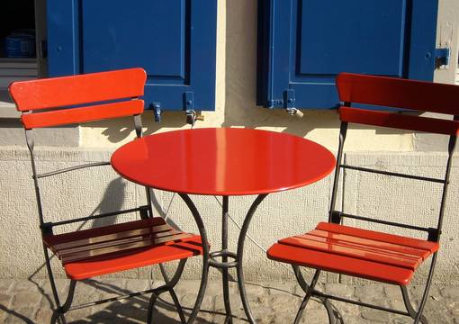 Rote Café-Aussenmöbel