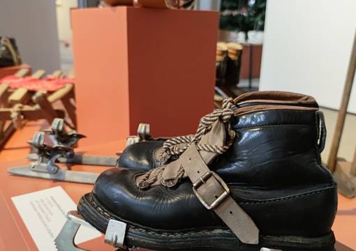 Historische Schlittschuhe und Skier