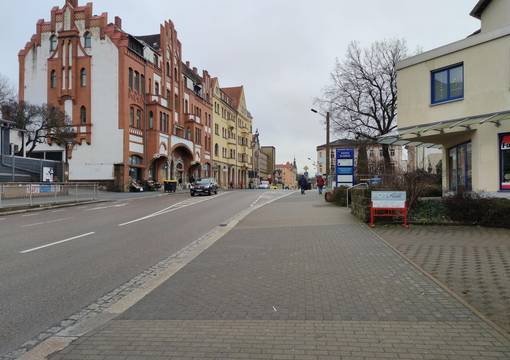 Straße mit Fußwegen und Autoverkehr