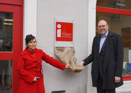 Oberbürgermeister Olaf Raschke und Christina Czach, Leiterin der Tourist-Information Meißen, enthüllen das neue DTV-Zertifikat.