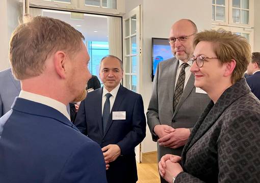 Ministerpräsident Michael Kretschmer, Oberbürgermeister Octavian Ursu (Görlitz), Oberbürgermeister Olaf Raschke (Meißen) im Gespräch mit Bundesbauministerin Klara Geywitz.
