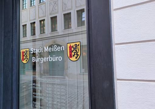 Tür mit Wappen und Aufschrift Bürgerbüro sowie Öffnungszeiten