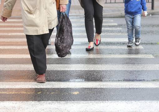 Fußgänger auf Zebrastreifen Ansicht der Beine