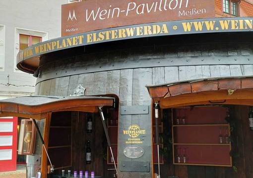Großes Fass, das zum Wein-Pavillon umgebaut wurde