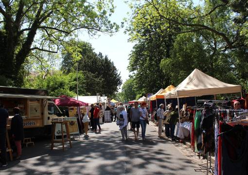 Allee mit Verkaufsständen und Menschen