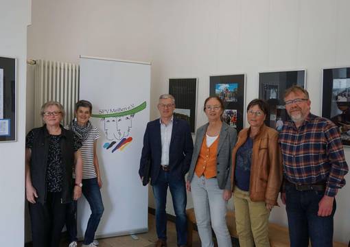 Die Mitglieder des Städtepartnerschaftsverein eröffnen die Ausstellung