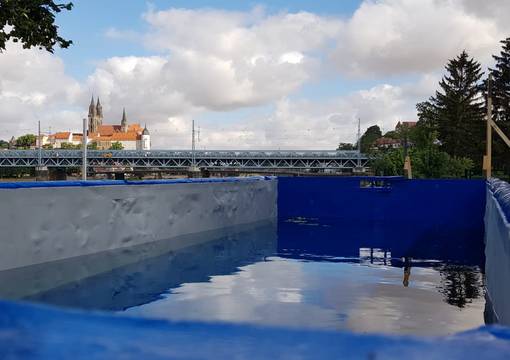 Pool mit Burgblick