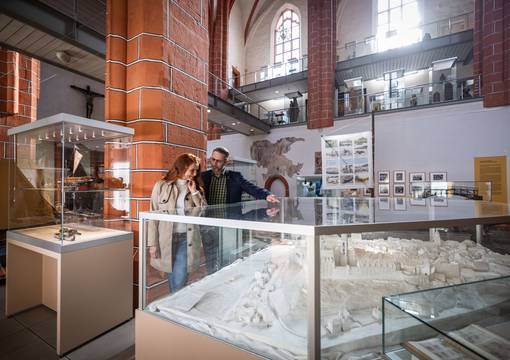 Pärchen vor Ausstellungsmodell