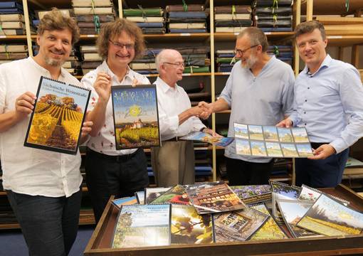 Übergabe der Weinkalendersammlung im Stadtarchiv