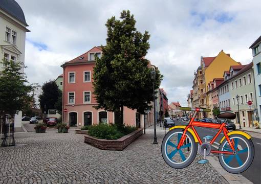 Buntes Fahrrad vor Straßenzug