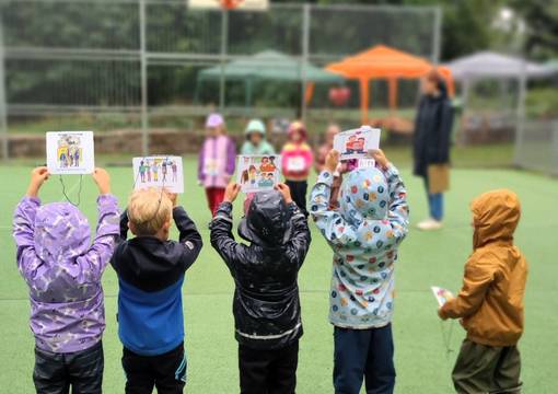 Kinder halten Schilder mit ihren Rechten hoch