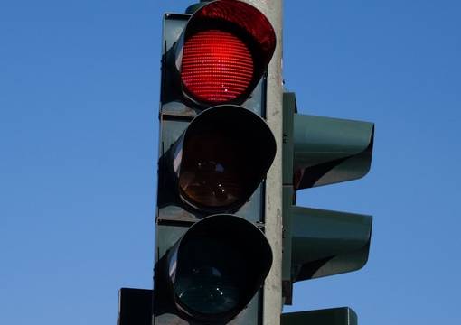 Rote Ampel vor blauem Himmel