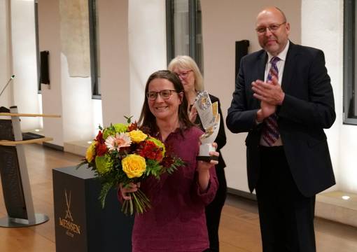 Claudia Hübschmann mit dem Kunstpreis aus Meissener Porzellan