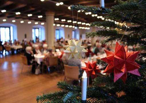 Weihnachtlich geschmückter Ratssaal