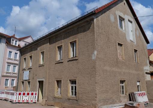 Sanierungsbedürftiges Haus mit Bauzaun