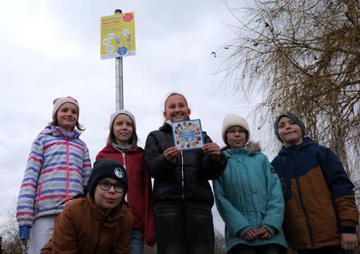 Kinder aus der Arita-Grundschule bei der Eröffnung des Kinderrechtepfades