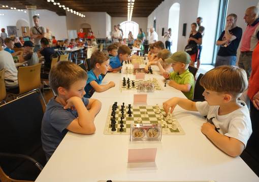 Kinder beim Schachspielen