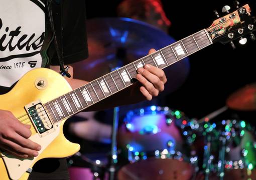 E-Gitarre und Schlagzeug