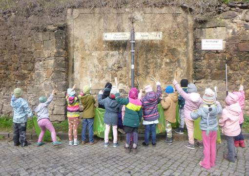 Die Kinder aus dem Franziskus Kinderhaus beim Putztag