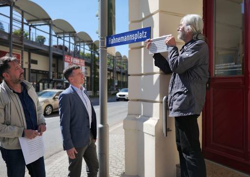 Anbringen des neuen Legendenschildes