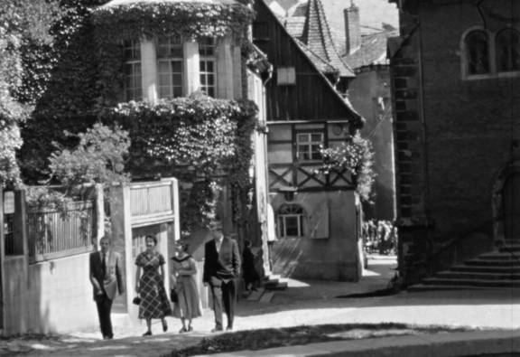 Zwei junge Paare spazieren in einer historischen Filmszene durch Meißen