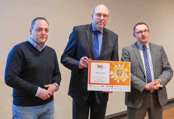 Jan Hasek, Oberbürgermeister Olaf Raschke und Thomas Ott bei der Preisübergabe im Rahmen der Stadtratssitzung am 01.02.2023.
