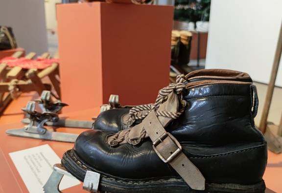 Historische Schlittschuhe und Skier